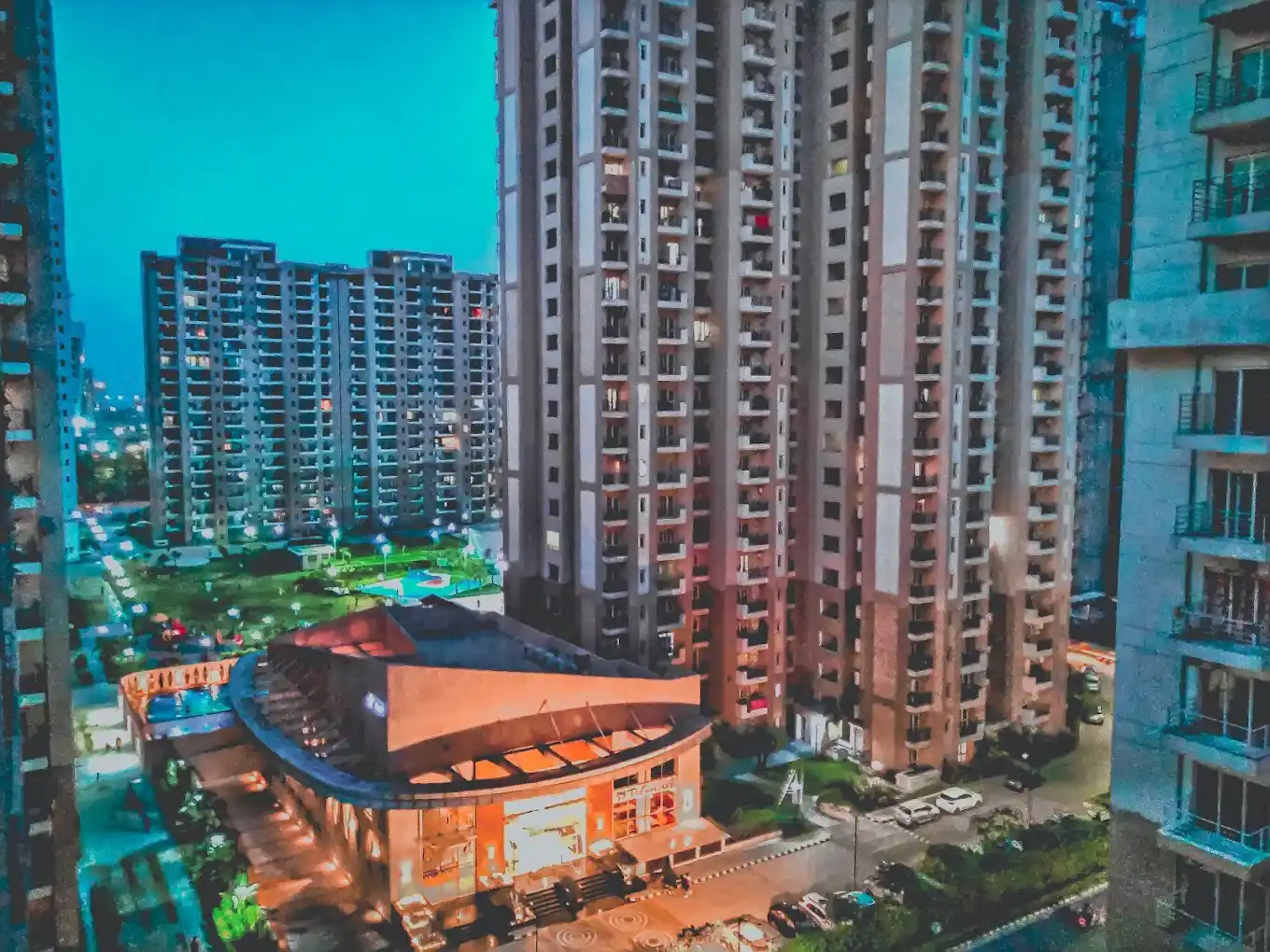 Paras Seasons - Offering 1 BHK, 2 BHK, 3 BHK and 4 BHK Apartments in Noida Expressway